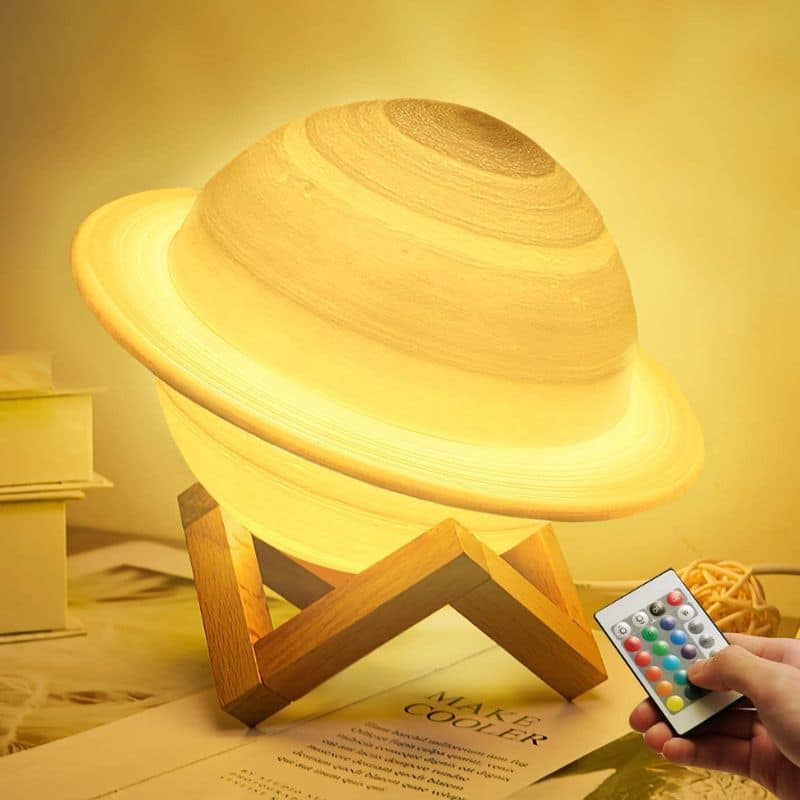 Saturno in legno con luci LED e telecomando, decorazione scientifica ispirata al pianeta, perfetta per appassionati di astronomia e arredamento originale.