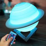 Modello luminoso di Saturno in 3D con base in legno e telecomando LED, perfetto come decorazione scientifica e oggetto educativo.
