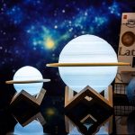 Pianeti in miniatura con supporto in legno e astuccio, decorazioni scientifiche per appassionati di astronomia e oggetti decorativi unici.