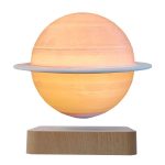 Modello di pianeta Saturno in legno con illuminazione soffusa, decorazione scientifica originale e moderna, perfetta per appassionati di astronomia e decorazioni uniche.