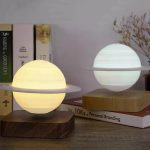Lampada planetaria in vetro con luce calda e fredda, perfetta come decorazione da scrivania o ambiente di studio.