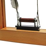Bobina di Tesla decorativa con piuma e filo di rame, perfetta come oggetto scientifico e decorativo per appassionati di fisica e tecnologia.