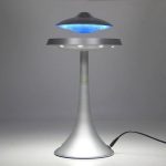 Piantana decorativa con luce LED blu, ispirata a oggetti scientifici, perfetta per ambienti moderni e studi scientifici, con design innovativo e tecnologia avanzata.