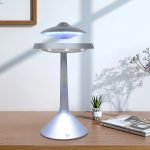 Lampada decorativa a forma di UFO con luce blu, perfetta come oggetto scientifico e decorazione moderna per ambienti interni. Design futuristico e originale, ideale per appassionati di scienza e tecno.