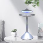 Lampada UFO futuristica con luce blu, design moderno e innovativo, perfetta come decorazione scientifica o oggetto di arredamento originale per ambienti moderni.
