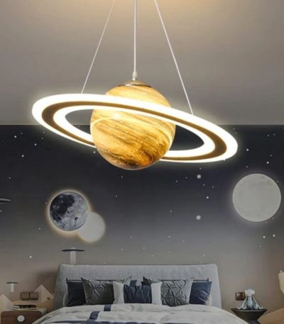 Luce decorativa a forma di pianeta con anello orbitale, perfetta per ambienti scientifici o moderni, crea un'atmosfera spaziale e innovativa.