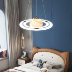 Lampada decorativa a forma di pianeta con anelli, ideale per ambienti scientifici o a tema spaziale, con illuminazione moderna e design innovativo.