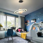 Camera per bambini decorata con tema spaziale, con letto a forma di navicella, parete con pianeti e stelle, e decorazioni scientifiche ispirate allo spazio.