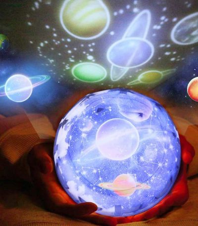Sfera luminosa con rappresentazioni di pianeti e spazio, perfetta come decorazione scientifica o oggetto educativo per appassionati di astronomia.