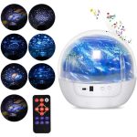 Proiettore stellare con musica, luci LED e effetti visivi per ambienti rilassanti e decorativi. Include telecomando per controllare luci, musica e modalità di proiezione. Perfetto per camere da letto,.