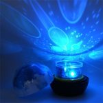 Proiettore di luci blu con effetti di onde e cerchi, ideale per decorazioni scientifiche e ambienti educativi. Perfetto per creare atmosfere futuristiche e stimolanti.