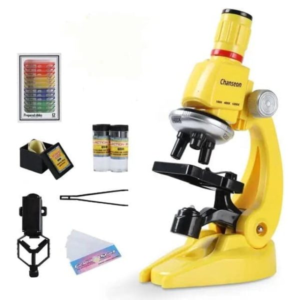 Microscopio scientifico giallo con accessori, reagenti e strumenti per esperimenti di laboratorio e studi scientifici.