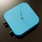 Orologio da tavolo scientifico con design minimalista, quadrato blu e lancetta centrale, ideale come decorazione scientifica moderna.