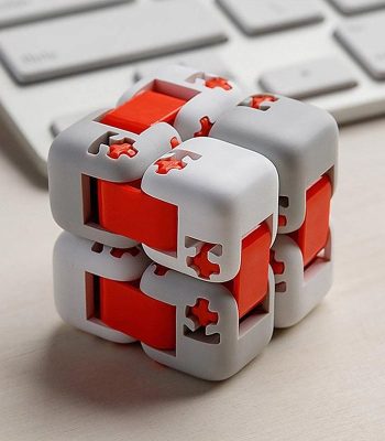 Cubo puzzle scientifico con pezzi rossi e grigi, perfetto come decorazione da scrivania o oggetto di studio per appassionati di scienza e logica.