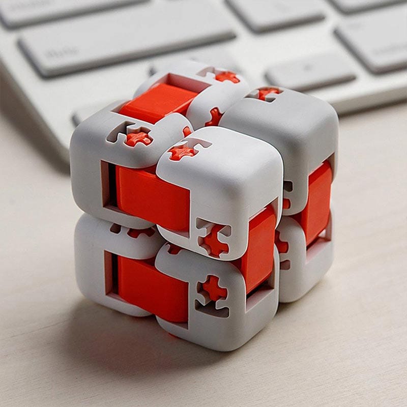 Cubo puzzle scientifico con pezzi rossi e grigi, perfetto come decorazione da scrivania o oggetto di studio per appassionati di scienza e logica.