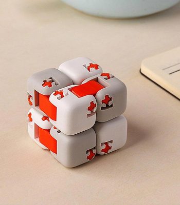 Puzzle scientifico 3D con pezzi bianchi e rossi, oggetto decorativo ispirato alla scienza, ideale per appassionati e decorazioni da scrivania.