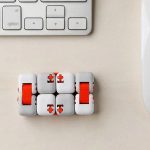 Puzzle scientifico con palline bianche e rotelle rosse, decorazione moderna per scrivania, ideale per appassionati di scienza e giochi di logica.