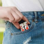 Cubetti puzzle in tasca dei jeans, decorazione scientifica originale.