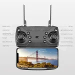 Controllo remoto drone con telecomando e smartphone, con vari pulsanti e levette per manovrare il drone, visualizzando un ponte sullo schermo del telefono.