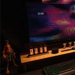 Oggetto decorativo scientifico con display digitale e accessori, ideale per appassionati di tecnologia e scienza. Perfetto come regalo o elemento di arredo innovativo.