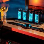 Oggetti scientifici luminosi con display a tubi di neon blu, smartwatch e figura di astronauta decorativa, perfetti per ambienti educativi o di intrattenimento a tema spaziale.