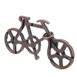 Oggetto decorativo a forma di bicicletta in metallo, ideale come decorazione scientifica o da collezione. Design industriale e dettagli realistici per appassionati di scienza e tecnologia.