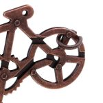 Dettaglio di un motore a bicicletta in metallo, simbolo di ingegneria e innovazione scientifica, perfetto come decorazione per appassionati di tecnologia e scienza.