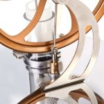 Orologio da tavolo ispirato a strumenti scientifici con dettagli in metallo e legno, perfetto come decorazione originale per appassionati di scienza e design.