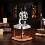 Modello di motore di Tesla in miniatura con ingranaggi metallici e base in legno, perfetto come decorazione scientifica o oggetto da collezione.