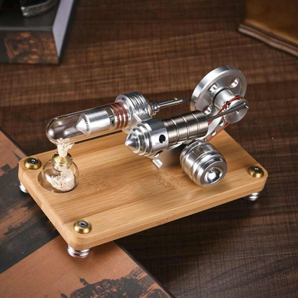 Modello di macchina a vapore in miniatura, ispirato alla Vespa di Newton, realizzato in metallo con dettagli realistici e motore funzionante.