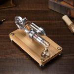 Modello di motore scientifico in vetro e metallo su base di legno, perfetto come decorazione o oggetto da collezione per appassionati di scienza e tecnologia.