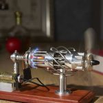 Modello di motore a fusione nucleare con componenti metallici e tubi di energia, simbolo di innovazione scientifica e tecnologia avanzata.