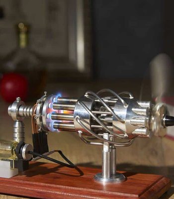 Modello di motore a fusione nucleare con componenti metallici e tubi di energia, simbolo di innovazione scientifica e tecnologia avanzata.