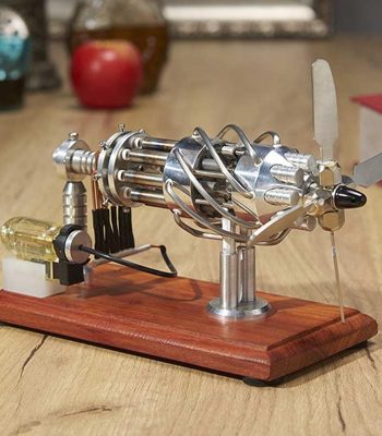 Modello di motore a vapore in miniatura con parti metalliche e elica, posizionato su base di legno, ideale come decorazione scientifica o oggetto didattico.