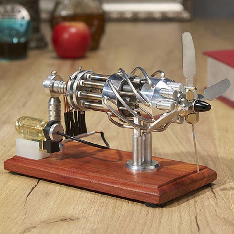 Modello di motore a vapore in miniatura con parti metalliche e elica, posizionato su base di legno, ideale come decorazione scientifica o oggetto didattico.