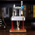 Vortice di Tesla in miniatura con bobina di rame e componenti metallici, posizionata su base di legno, simbolo di innovazione scientifica e tecnologia.