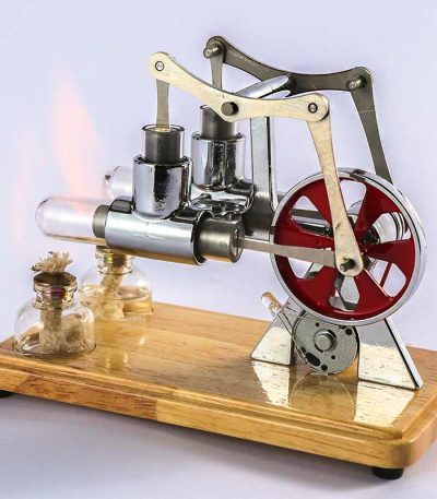 Motore a vapore in miniatura con ingranaggi e cilindri, perfetto come decorazione scientifica o oggetto da collezione.