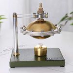 Bilancia di precisione con pendolo in metallo dorato e supporto in acciaio, perfetta come decorazione scientifica o oggetto da collezione.