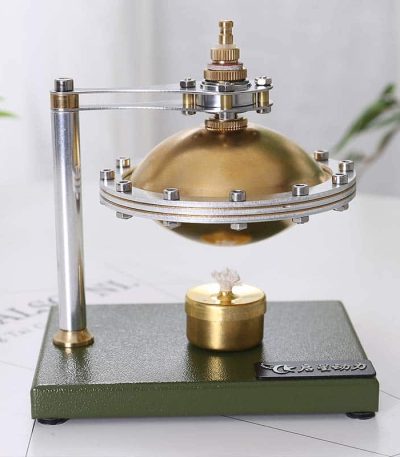Bilancia di precisione con pendolo in metallo dorato e supporto in acciaio, perfetta come decorazione scientifica o oggetto da collezione.