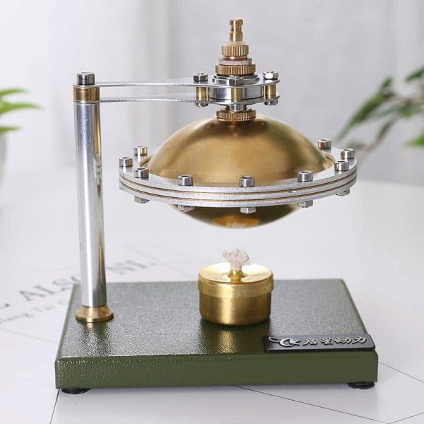 Bilancia di precisione con pendolo in metallo dorato e supporto in acciaio, perfetta come decorazione scientifica o oggetto da collezione.
