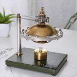 Modello di dinamo di Tesla in miniatura, perfetto come decorazione scientifica, con dettagli metallici e base stabile, ideale per appassionati di fisica e scienza.