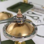 Vaso di pressione in laboratorio con valvola di sicurezza e raccordi metallici, utilizzato per esperimenti scientifici e studi di fisica e chimica.