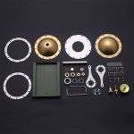 Componenti di motore a rotore esterno con parti metalliche e accessori, ideali per modellismo e progetti robotici.