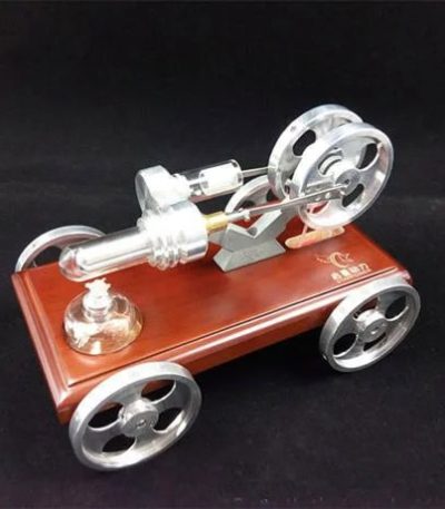 Modello di motore a vapore in miniatura con parti in metallo e base in legno, perfetto come decorazione scientifica e oggetto da collezione.
