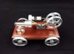 Modello di motore a vapore in miniatura con componenti metallici e base in legno, perfetto come decorazione scientifica o oggetto da collezione.