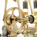 Motore di macchina di laboratorio in ottone con componenti metallici e ingranaggi, perfetto come oggetto decorativo scientifico.