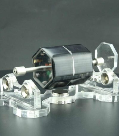 Modello di motore scientifico in miniatura con parti trasparenti e dettagli metallici, ideale come decorazione o oggetto da collezione scientifica.