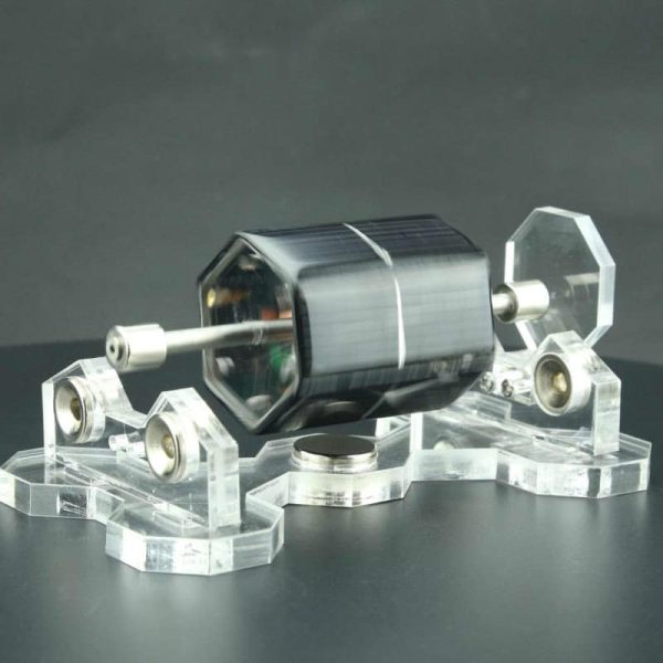 Modello di motore scientifico in miniatura con parti trasparenti e dettagli metallici, ideale come decorazione o oggetto da collezione scientifica.