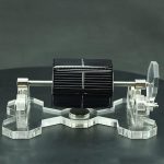 Mini pannello solare con supporto trasparente, oggetto decorativo scientifico, ideale per esposizioni e collezioni educative.