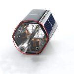 Punta di motore solare con ingranaggi e componenti metallici, alimentata da pannello solare, ideale come oggetto decorativo e educativo scientifico.